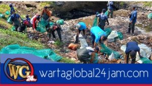 PLC Kolaborasi dengan Sungai Watch Grebek Sampah Sungai Desa Gintangan