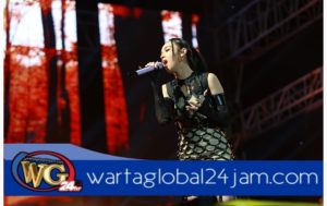 Dimeriahkan Lyodra dan NDX AKA, Ribuan Orang Larut dalam Festival Musik Tepi Pantai Banyuwangi