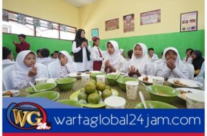 Ngantor di Tiga Desa di Glagah, Bupati Ipuk Simulasi Program Makan Siang Bergizi