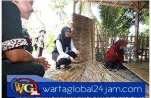 Pariwisata Menggeliat, Bawa Berkah bagi Usaha Anyaman Atap Ilalang di Desa Banyuwangi