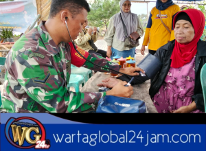 Peduli Kesehatan Warga, Serda Didik Budi Prasetyo Babinsa Kelurahan Sobo Koramil 0825/01 Banyuwangi Dampingi Petugas Laksanakan Pengecekan Kesehatan