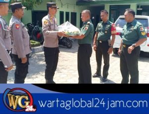 Polsek Srono Memberikan Tumpeng Sebagai Ucapan Selamat Atas Hari Jadi Ulang Tahun HUT TNI Yang ke 79, Dalam Bentuk Sinergitas TNI & POLRI