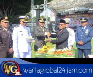 Tri Matra Anggota TNI Banyuwangi Laksanakan Upacara Peringatan Hari Ulang Tahun TNI Ke-79 Di Taman Blambangan