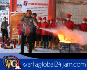 Petugas dan Warga Binaan Lapas Banyuwangi Dilatih Teknik Pemadaman Kebakaran