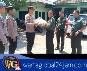 Polsek Srono Memberikan Tumpeng Sebagai Ucapan Selamat Atas Hari Jadi Ulang Tahun HUT TNI Yang ke 79, Dalam Bentuk Sinergitas TNI & POLRI