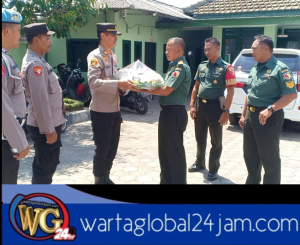 Polsek Srono Memberikan Tumpeng Sebagai Ucapan Selamat Atas Hari Jadi Ulang Tahun HUT TNI Yang ke 79, Dalam Bentuk Sinergitas TNI & POLRI